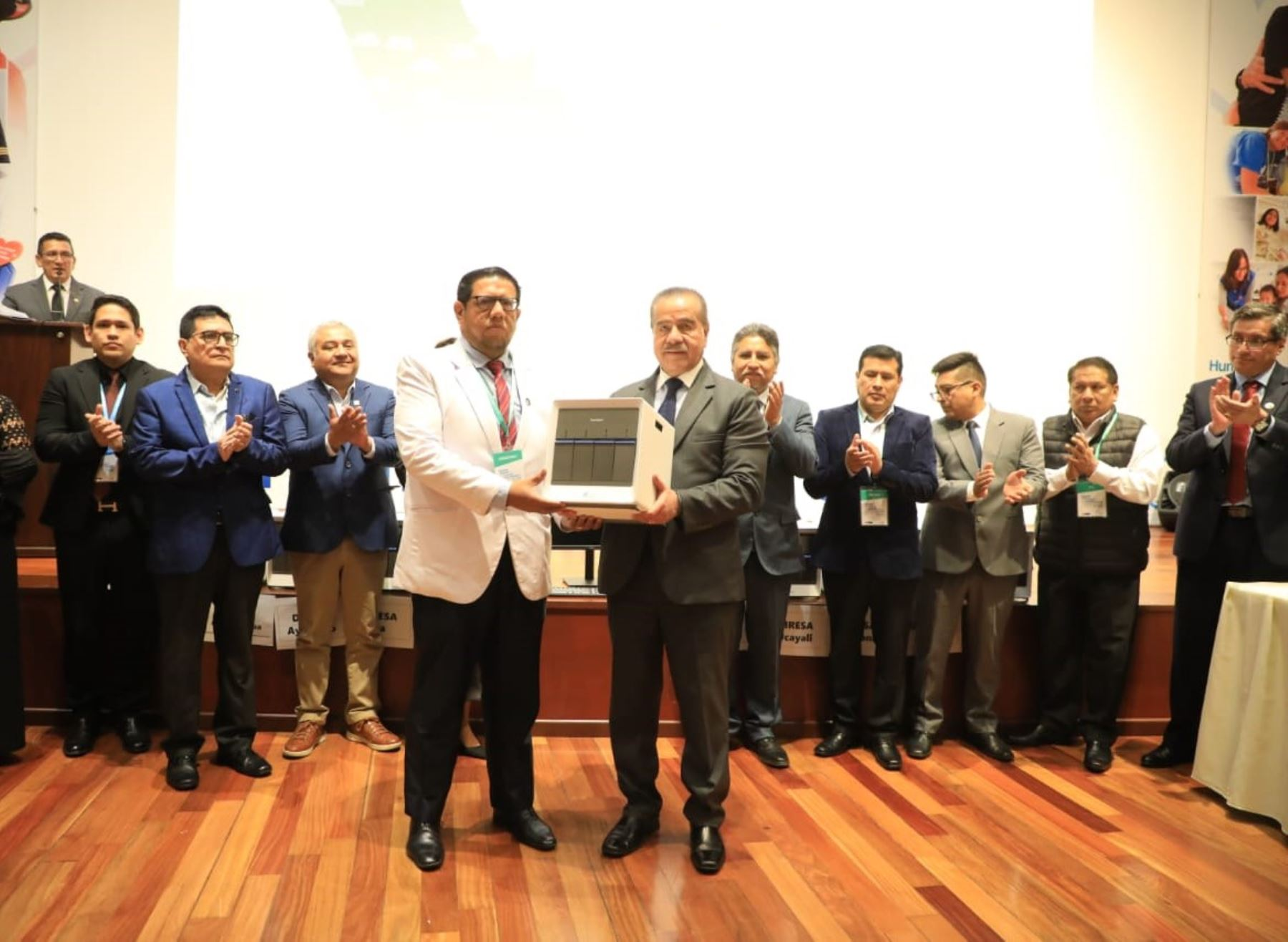 Minsa entrega equipos de biología molecular a establecimientos de salud