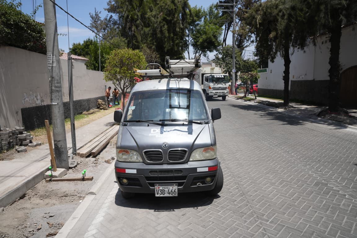 Empresa de comunicaciones afecta obras en la avenida Andrés Martínez