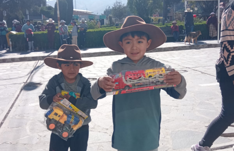 Llega caravana navideña a menores de las zonas altas