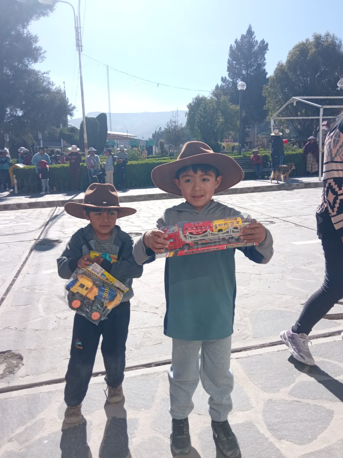 Llega caravana navideña a menores de las zonas altas