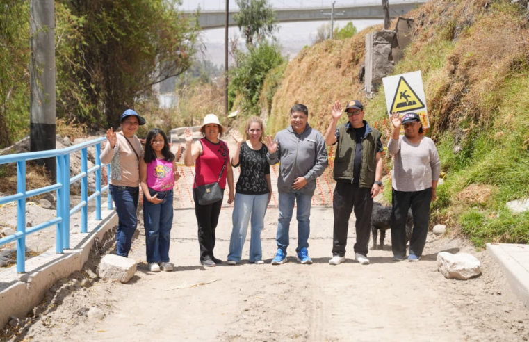 Alcalde de Arequipa inspecciona avance de obra vial en urbanización Vivanco