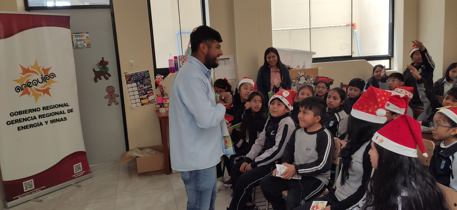 Capacitan a estudiantes en ahorro y uso eficiente de energía