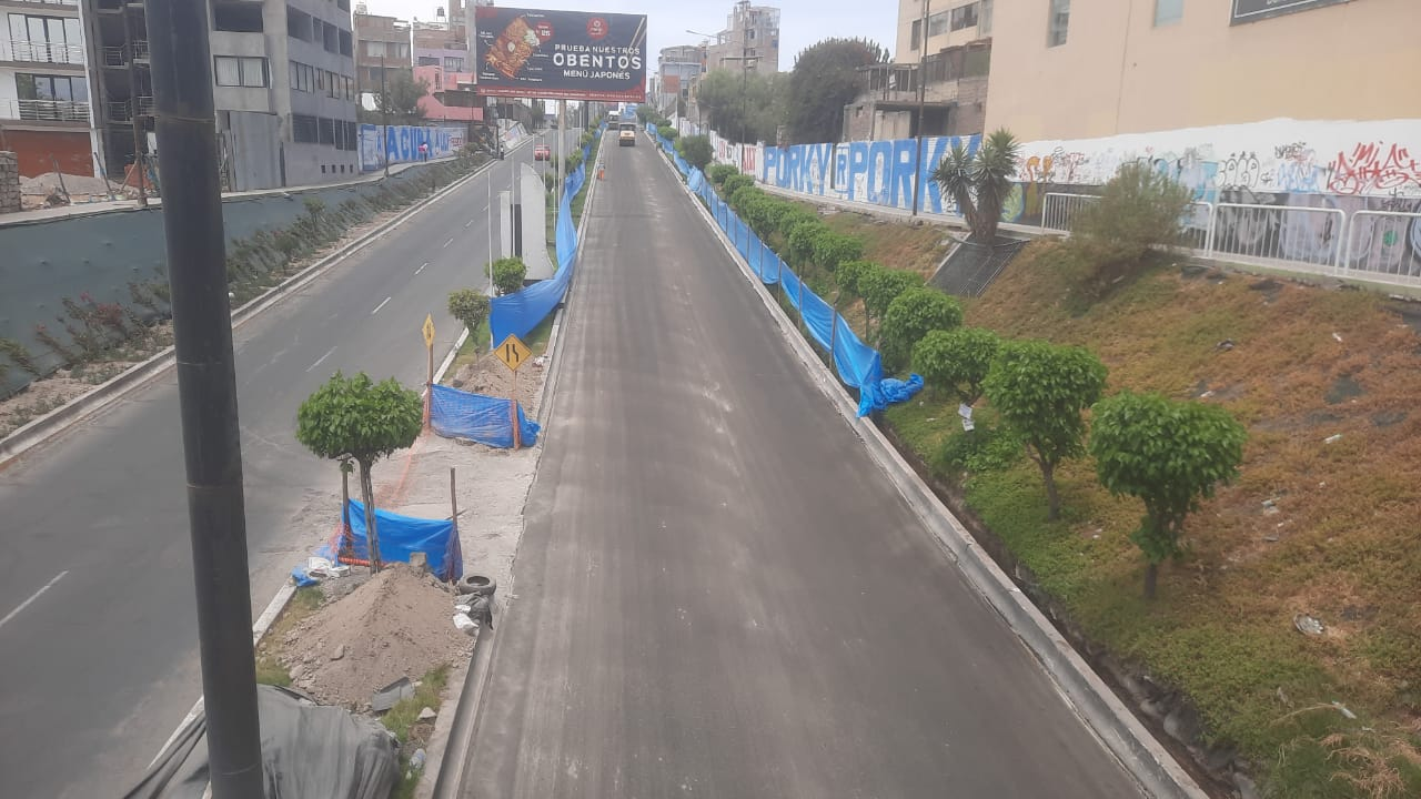 Desde ayer cerraron carril de bajada de la Av. Quiñones por obras viales