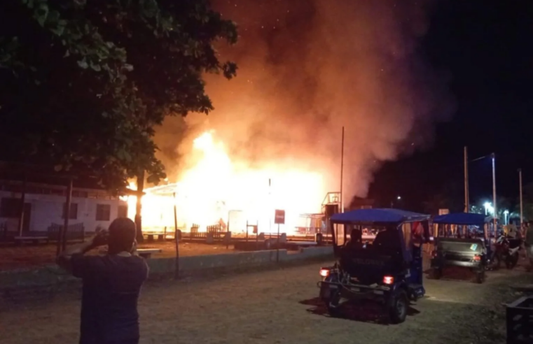 Pirotécnicos provocan incendio en antiguo local de Ugel