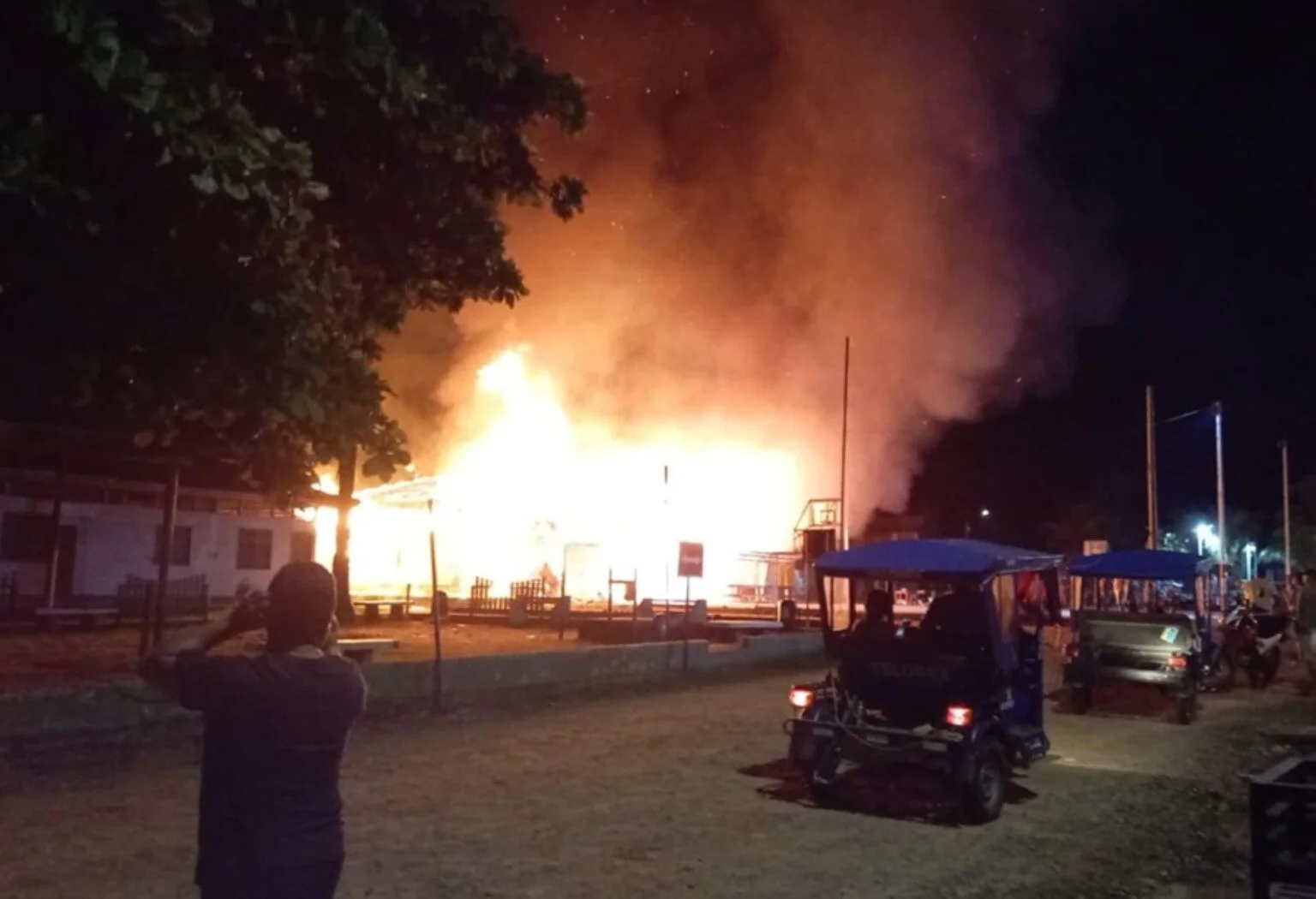 Pirotécnicos provocan incendio en antiguo local de Ugel