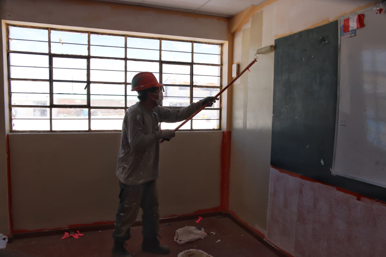 Realizan mantenimiento en colegio de San Juan de Tarucani