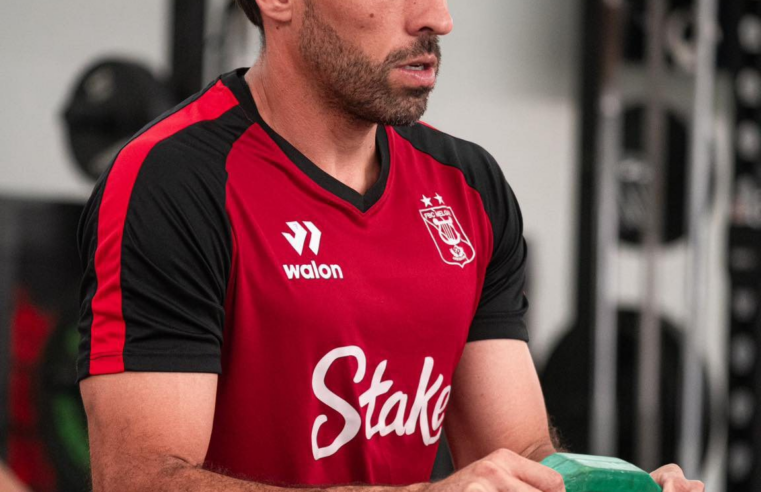 “Rojinegros” se alistan para luchar en dos frentes