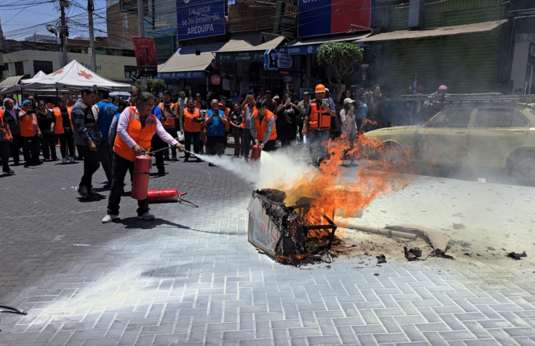 Realizan simulacro de incendio urbano en la Feria El Altiplano de Miraflores