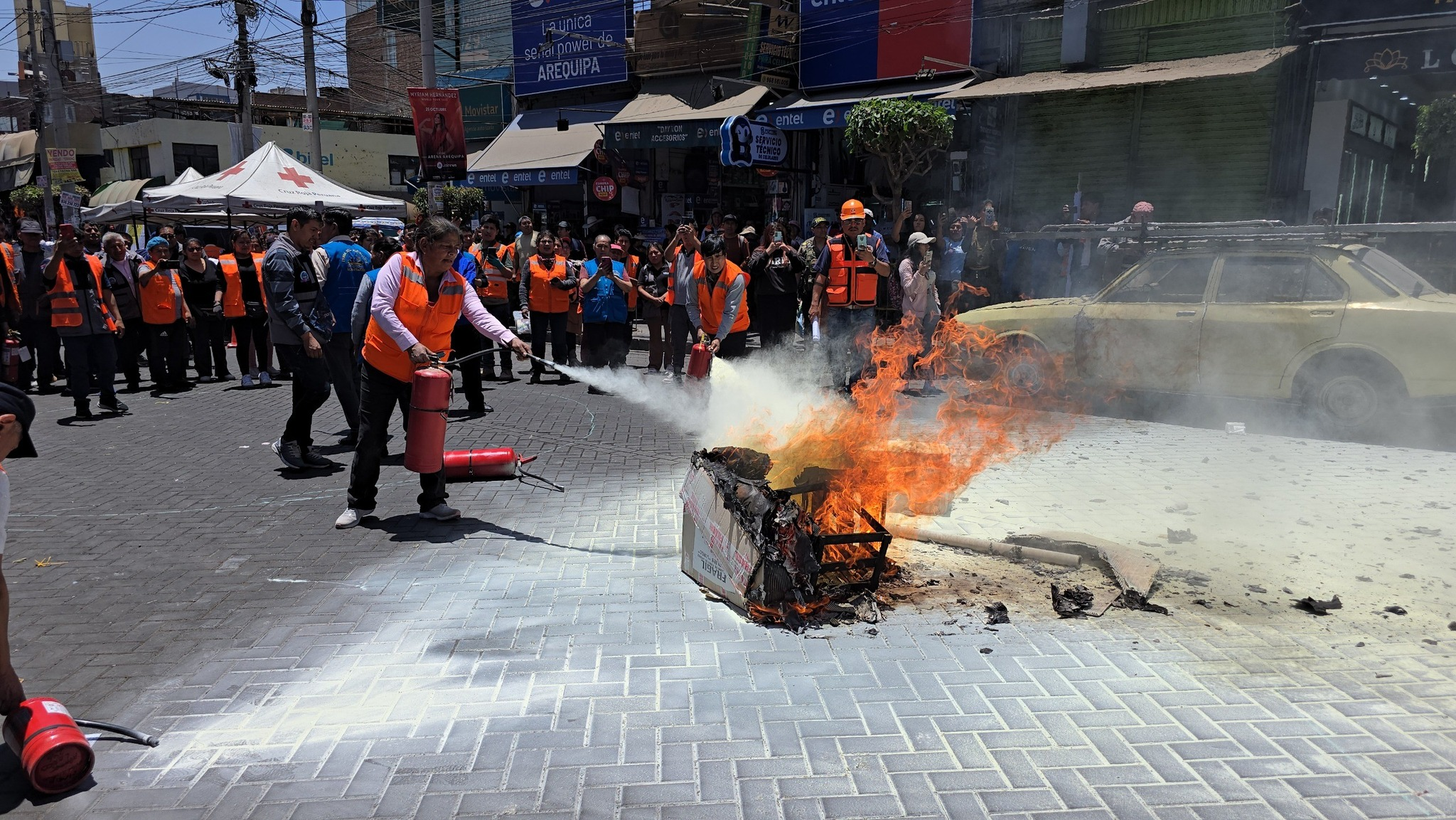 Realizan simulacro de incendio urbano en la Feria El Altiplano de Miraflores