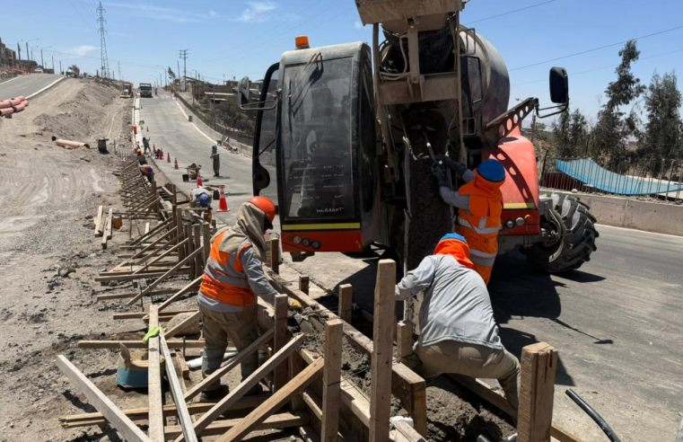 El muro de contención que une cuatro carriles en su fase final