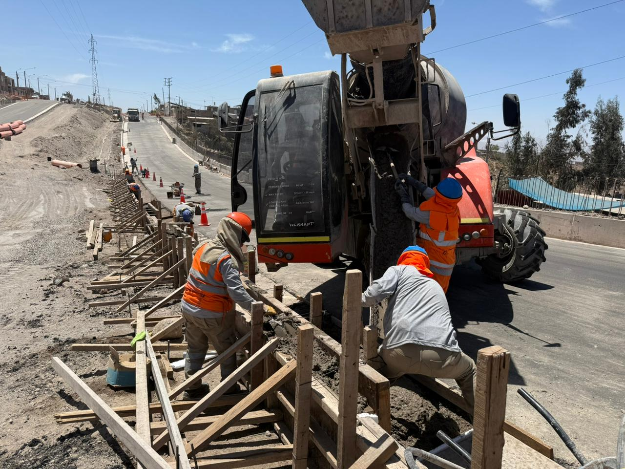 El muro de contención que une cuatro carriles en su fase final