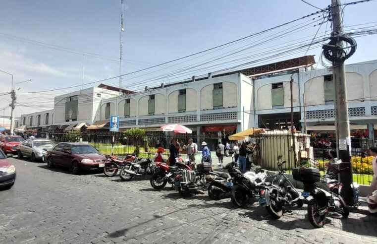 Trabajadores se oponen a instalarse en exterior de mercado por obras