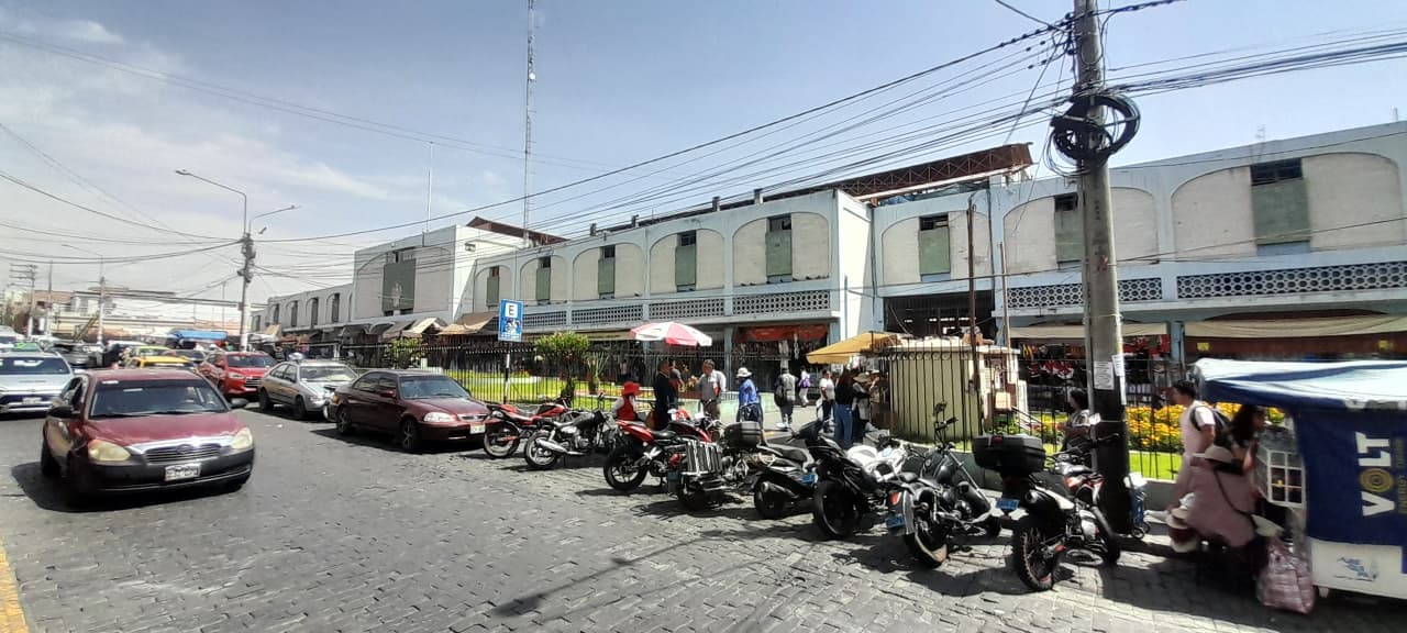 Trabajadores se oponen a instalarse en exterior de mercado por obras