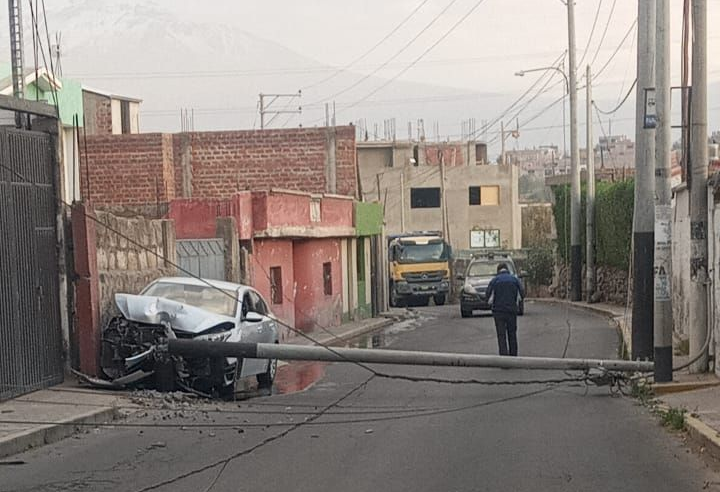 Accidente en Socabaya derriba poste y deja sin energía a varias viviendas
