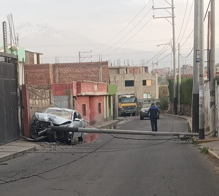 Accidente en Socabaya derriba poste y deja sin energía a varias viviendas