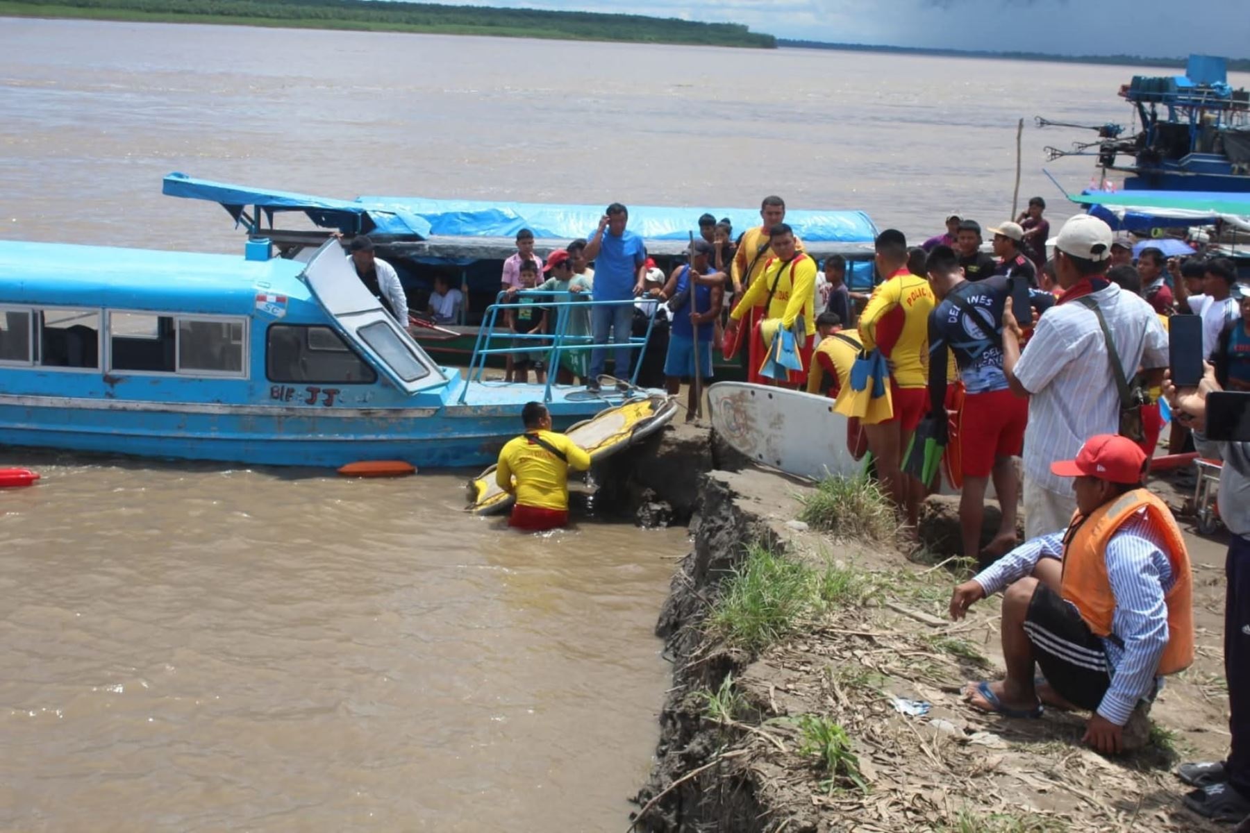 Brigadas de rescate reanudan búsqueda de desaparecidos en río Ucayali