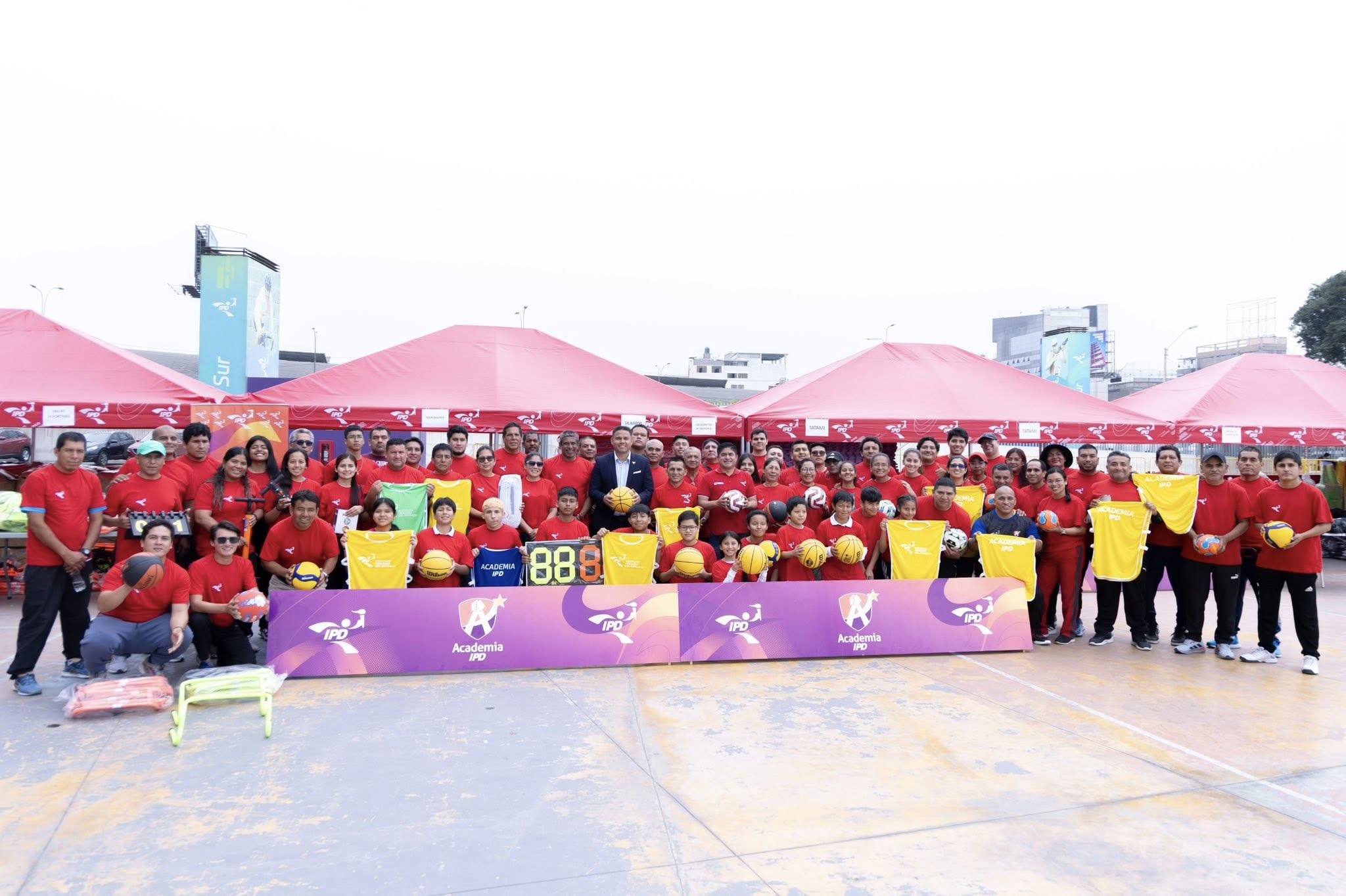 IPD reparte material deportivo a sus academias a nivel nacional
