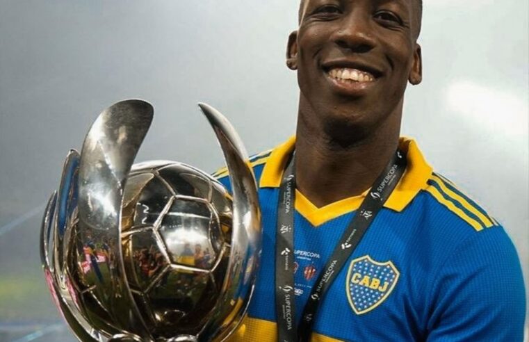 Boca Juniors anunció la salida de Luis Advíncula de sus filas
