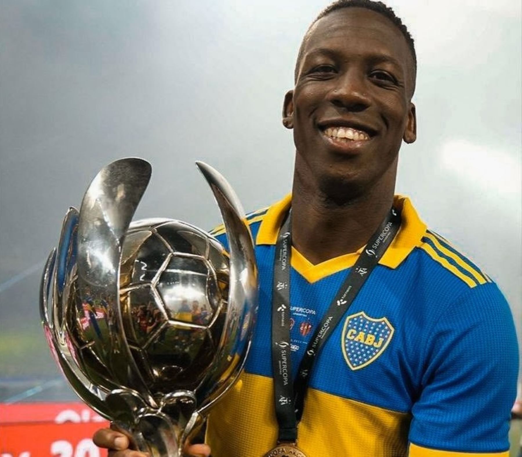 Boca Juniors anunció la salida de Luis Advíncula de sus filas