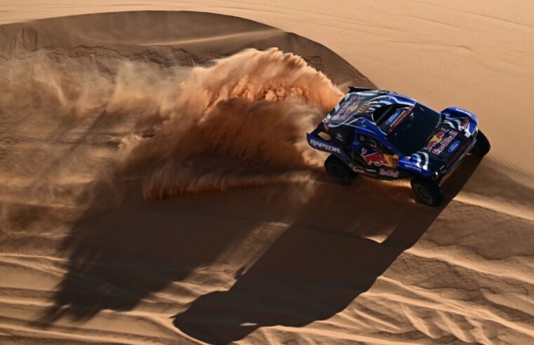 Español Nani Roma se coloca al frente de autos en Dakar