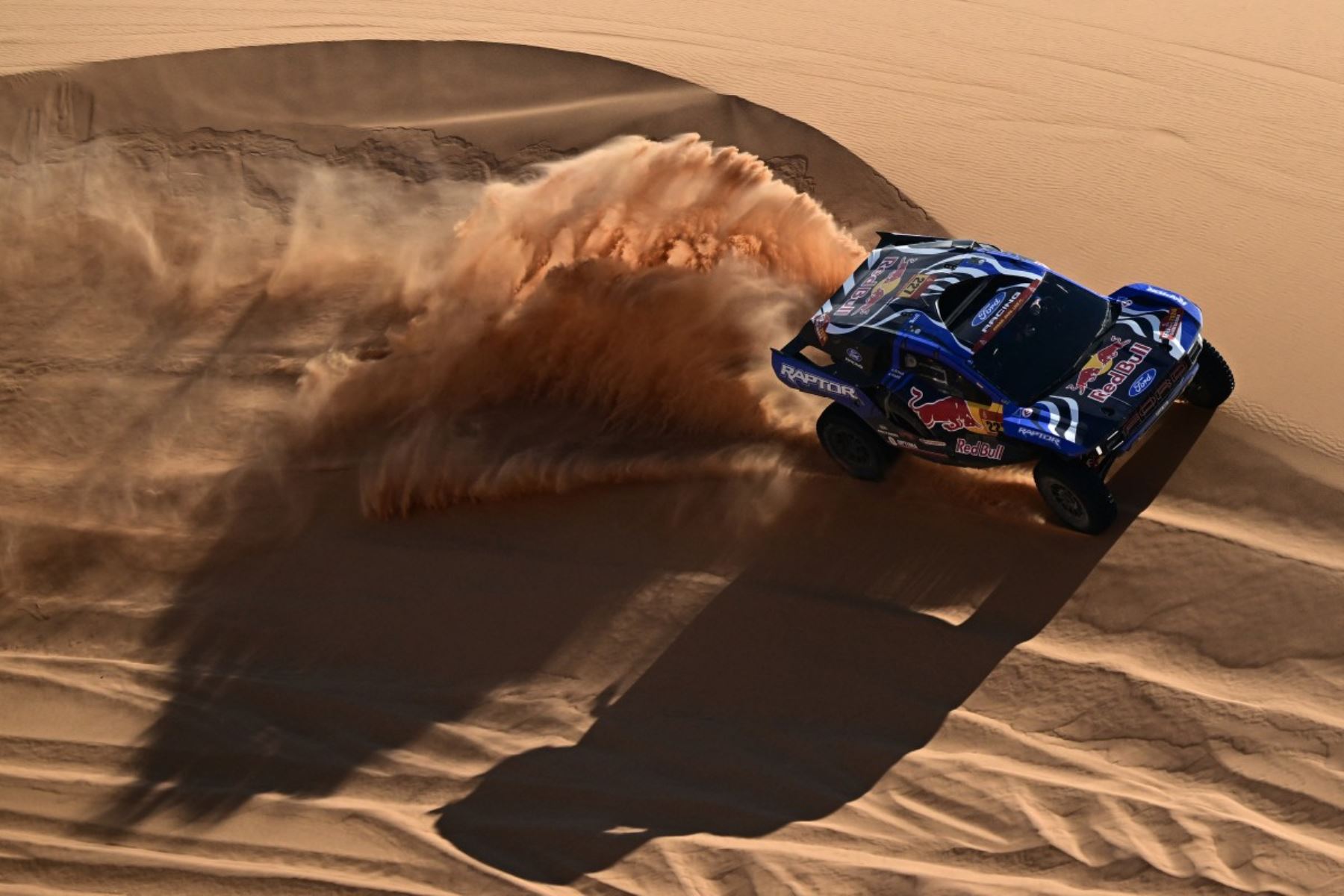 Español Nani Roma se coloca al frente de autos en Dakar