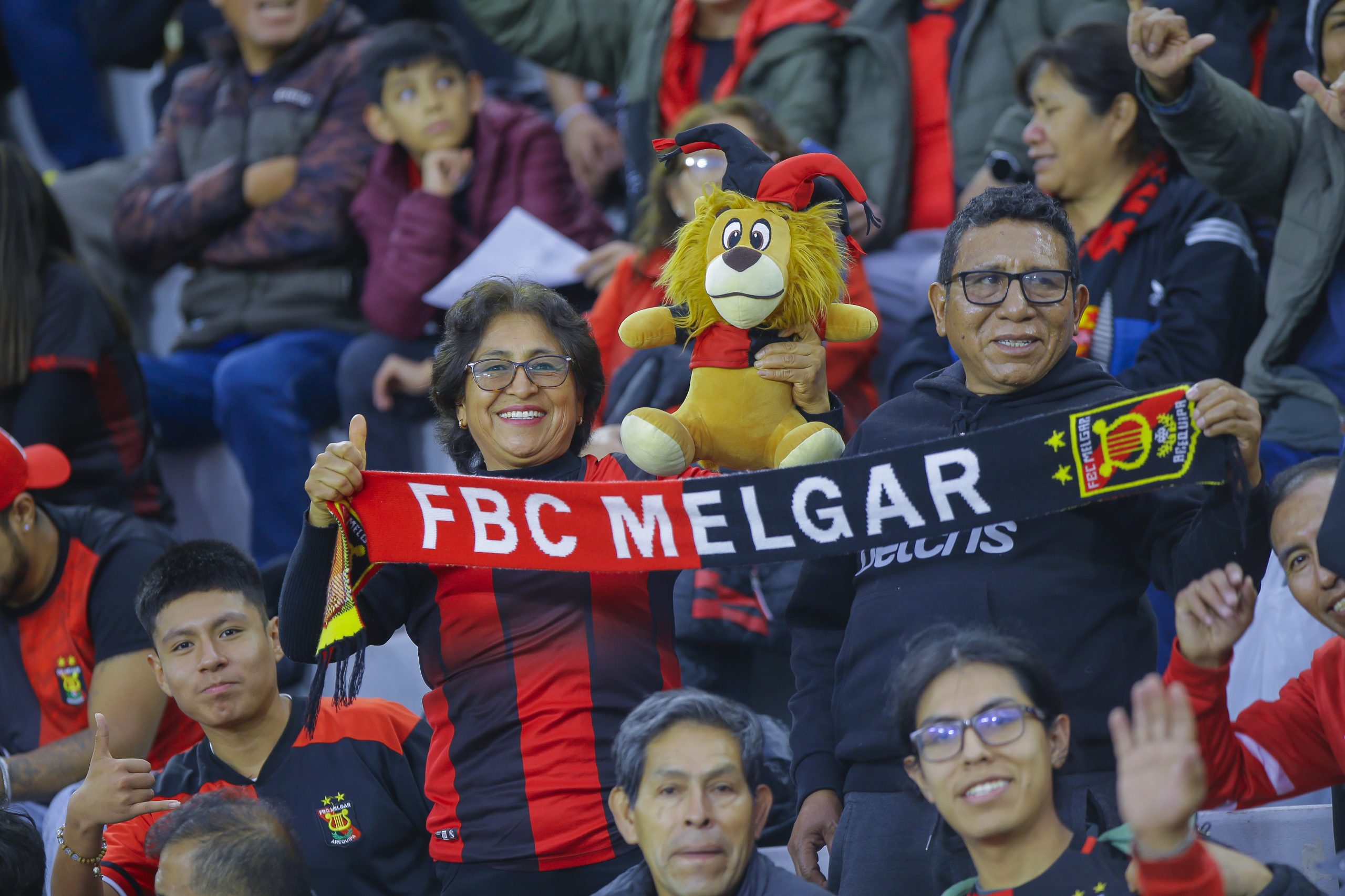 El hincha se hace esperar para la «Tarde Rojinegra»