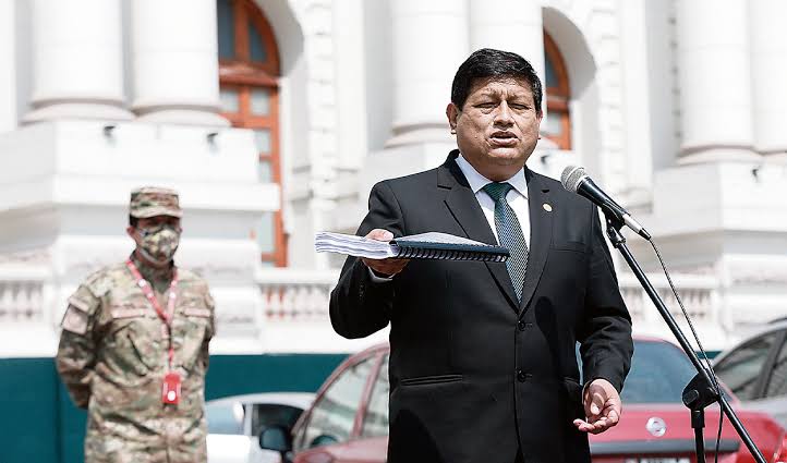 Exabogados de Castillo y Boluarte quieren curul