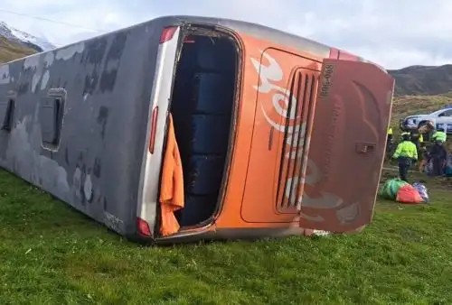 Despiste y vuelco de bus en vía Cusco – Puno dejó 28 heridos