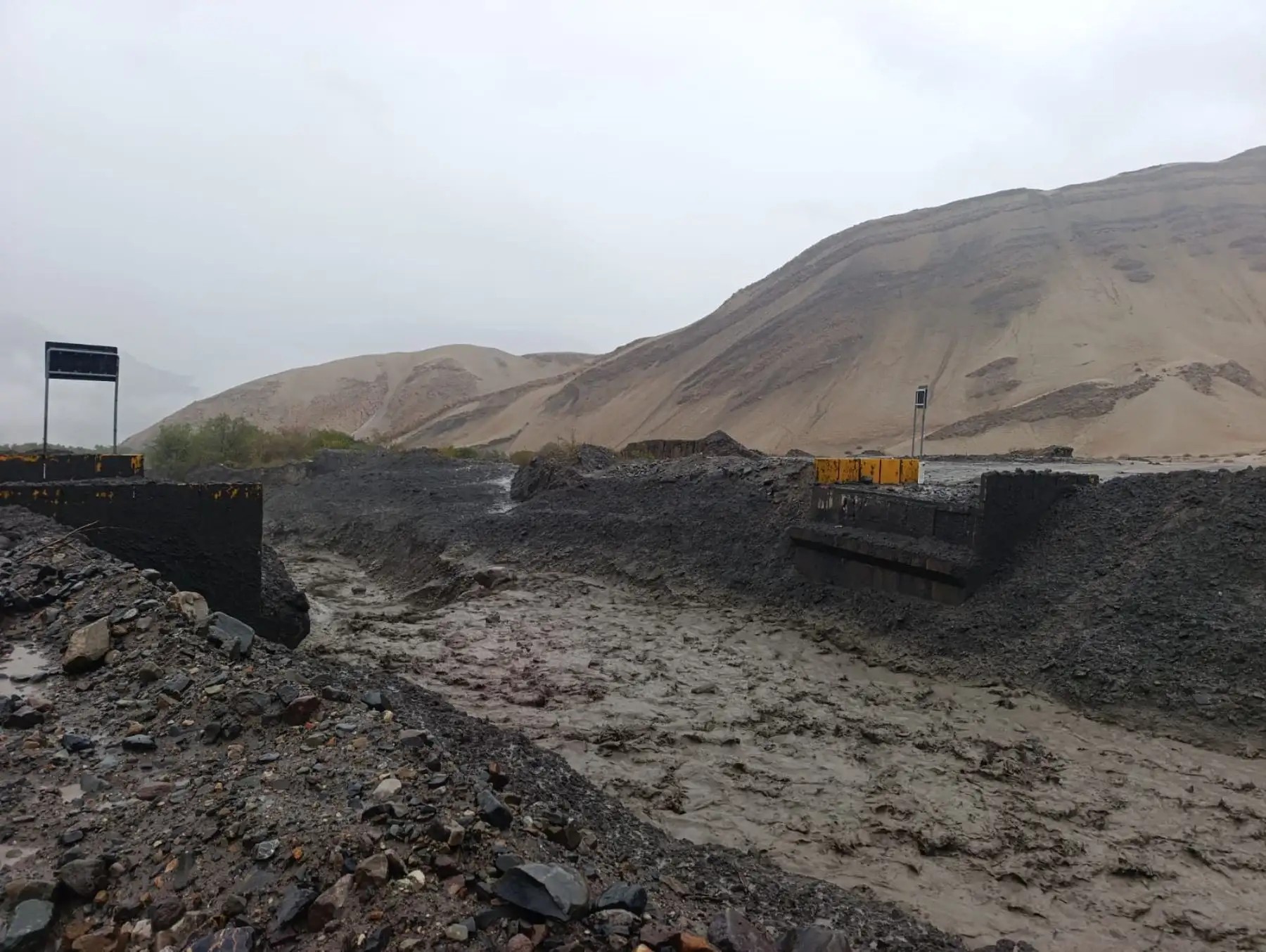 Lahar destruye puente Pedregal y deja aislada a población local
