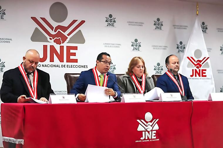 Rafael López Aliaga y Mario Vizcarra continúan en carrera electoral