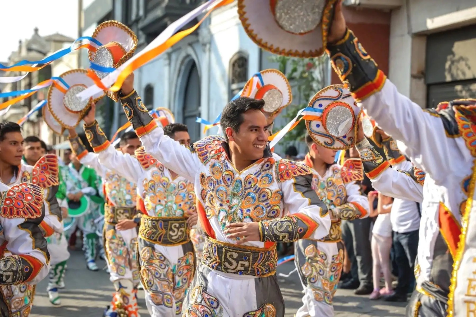 Más de 1,000 danzantes llenaron de música y color la avenida Brasil