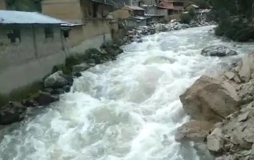 Tragedia: niña de 7 años cae de puente a turbulentas aguas del río Huachón