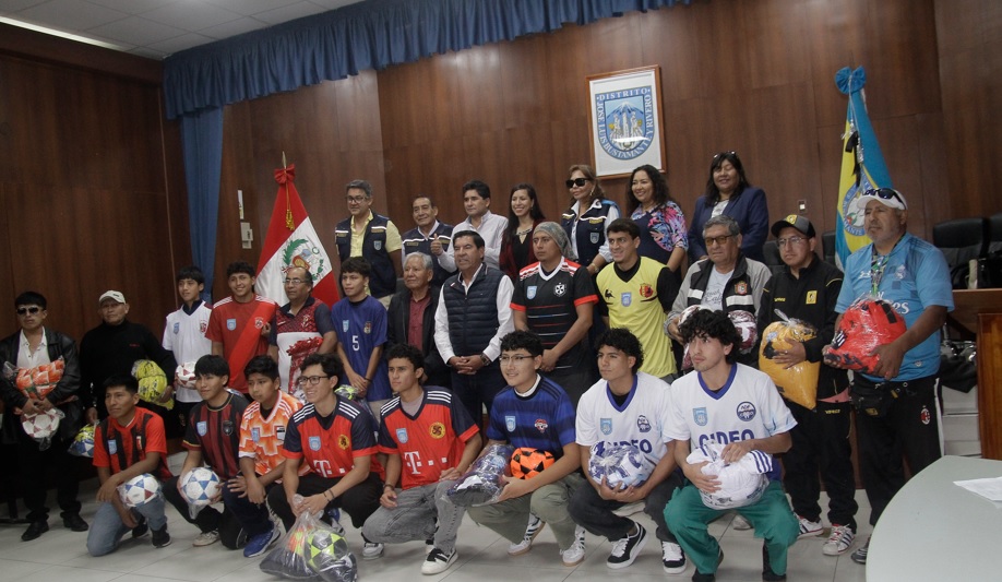 Comuna de Bustamente y Rivero viste y reconoce a sus deportistas