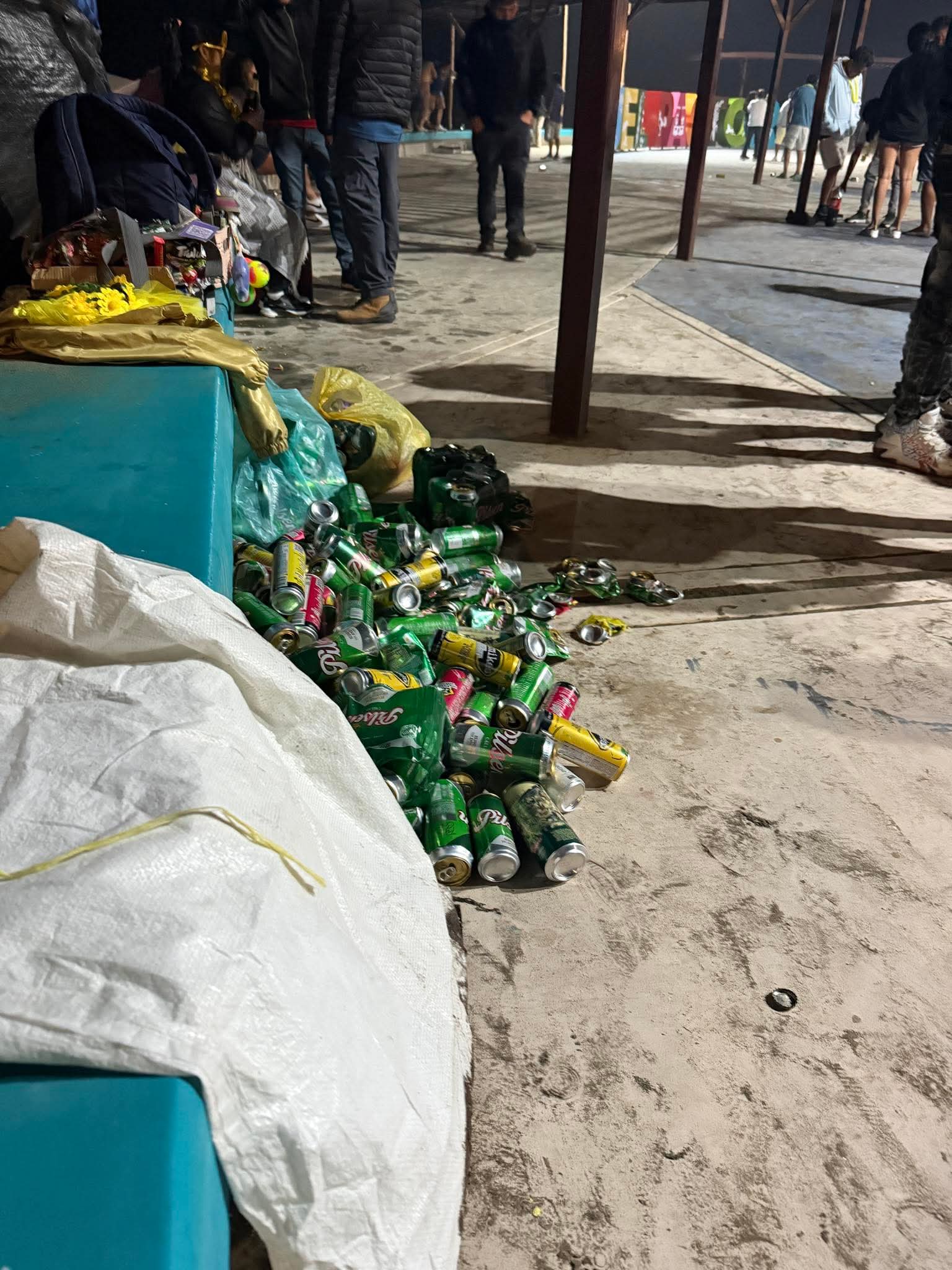 Playas terminaron llenas de borrachos y basura