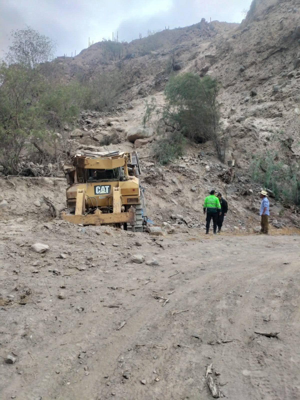 Operador muere tras caída de cargador frontal a barranco en La Unión