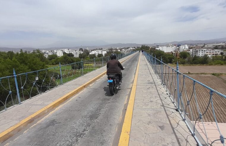 Puente de Fierro en riesgo: el paso de vehículos podría provocar una tragedia