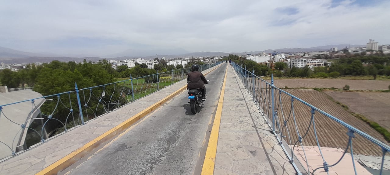 Puente de Fierro en riesgo: el paso de vehículos podría provocar una tragedia