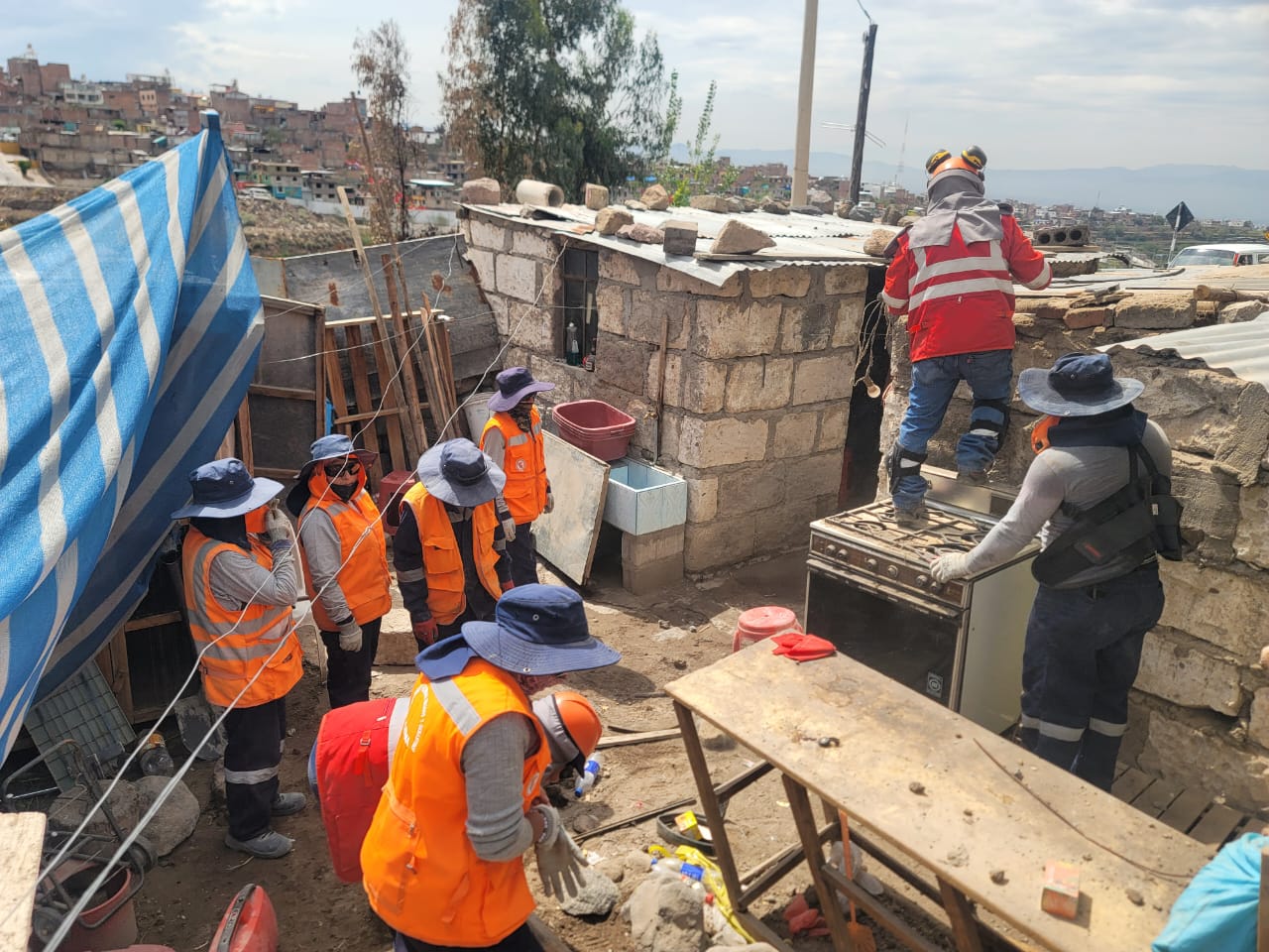 Municipalidad de Cayma repara vivienda afectada por caída de muro