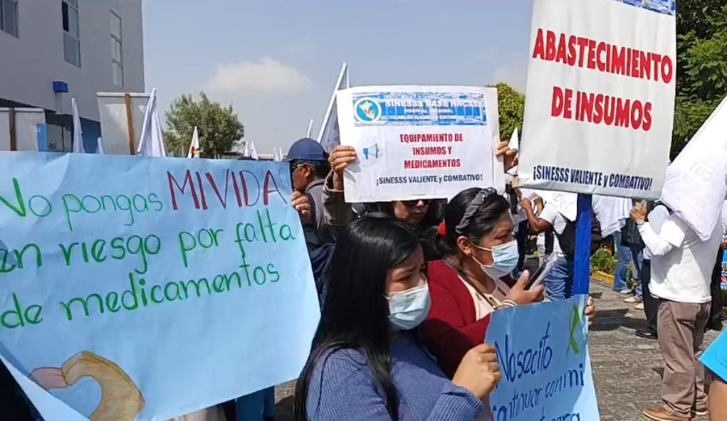 Personal de EsSalud en Arequipa exige la destitución del presidente ejecutivo Acho Mago