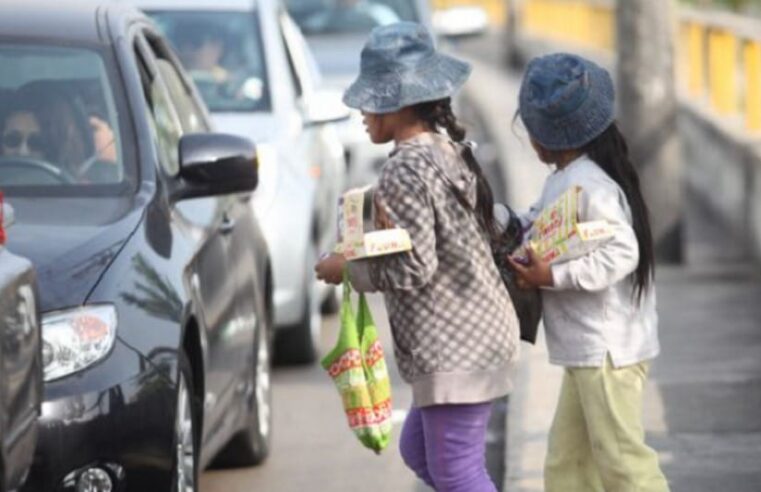 Mientras unos niños juegan y disfrutan de sus vacaciones, otros trabajan en las calles del Cercado de Arequipa