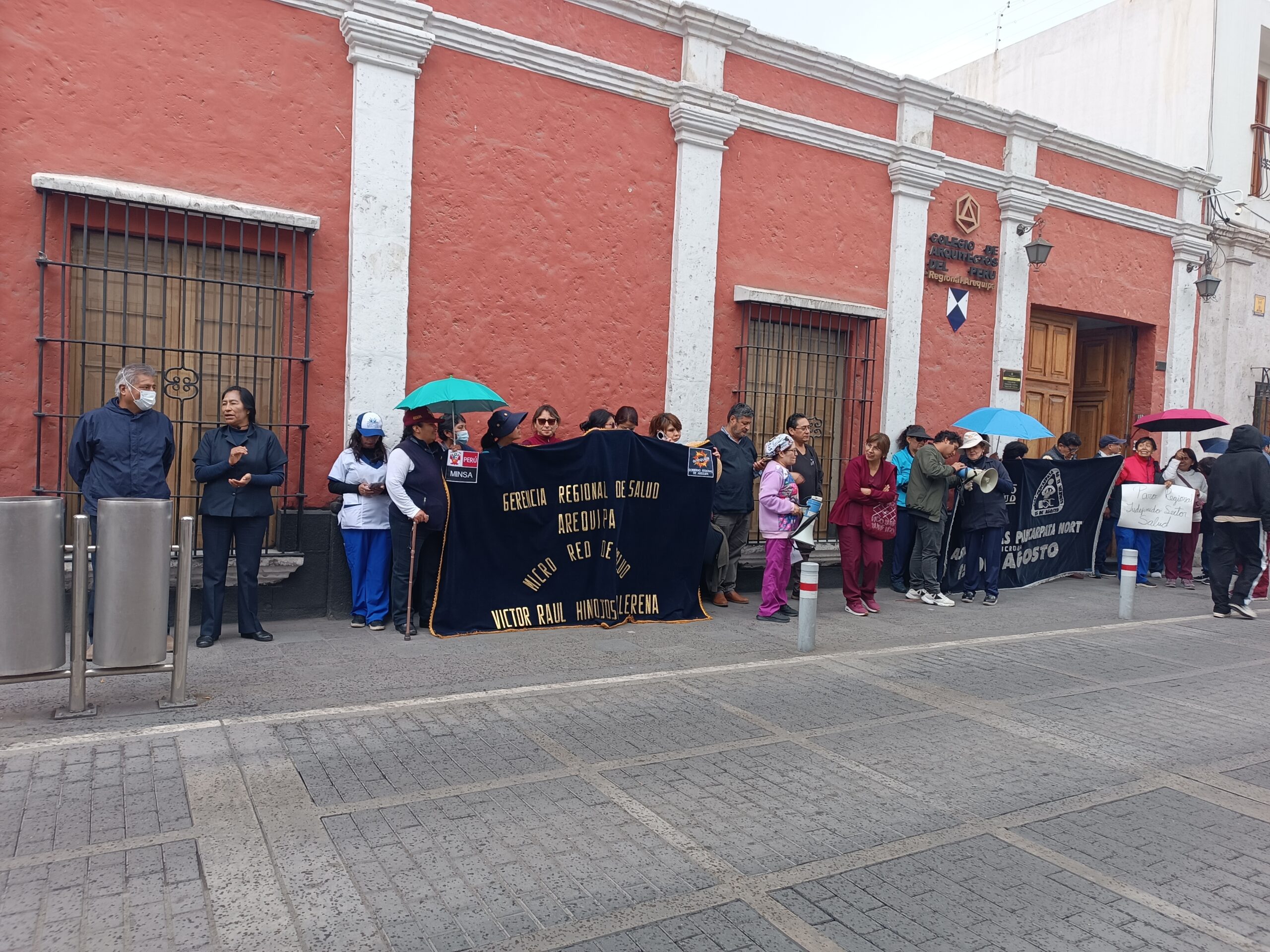 La falta de insumos, personal y diálogo empujó al personal de salud a una paralización indefinida en Arequipa