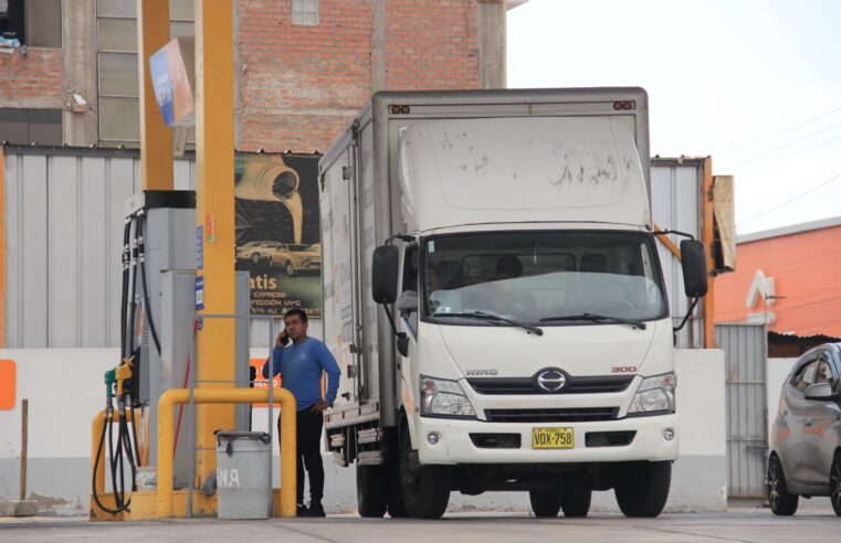 Dólar y combustibles mantienen precios estables pese a coyuntura internacional