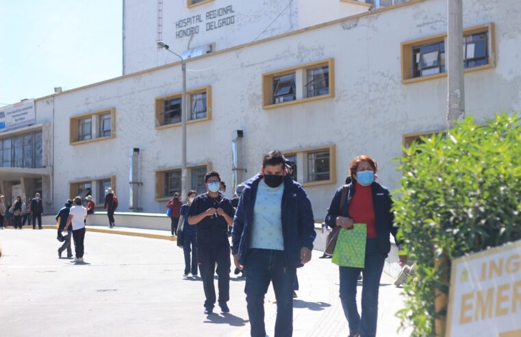 Adultos mayores protestan por falta de médicos en HDE