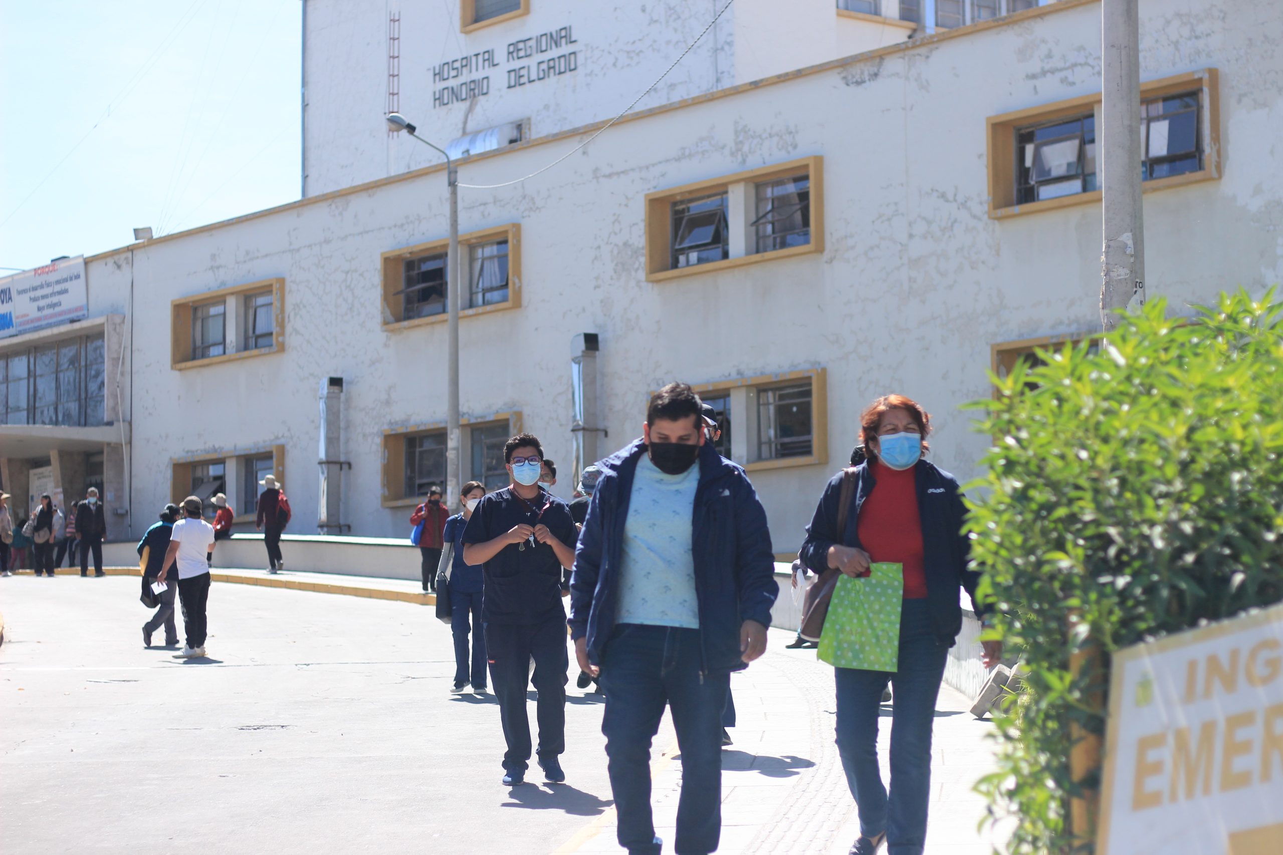 Adultos mayores protestan por falta de médicos en HDE