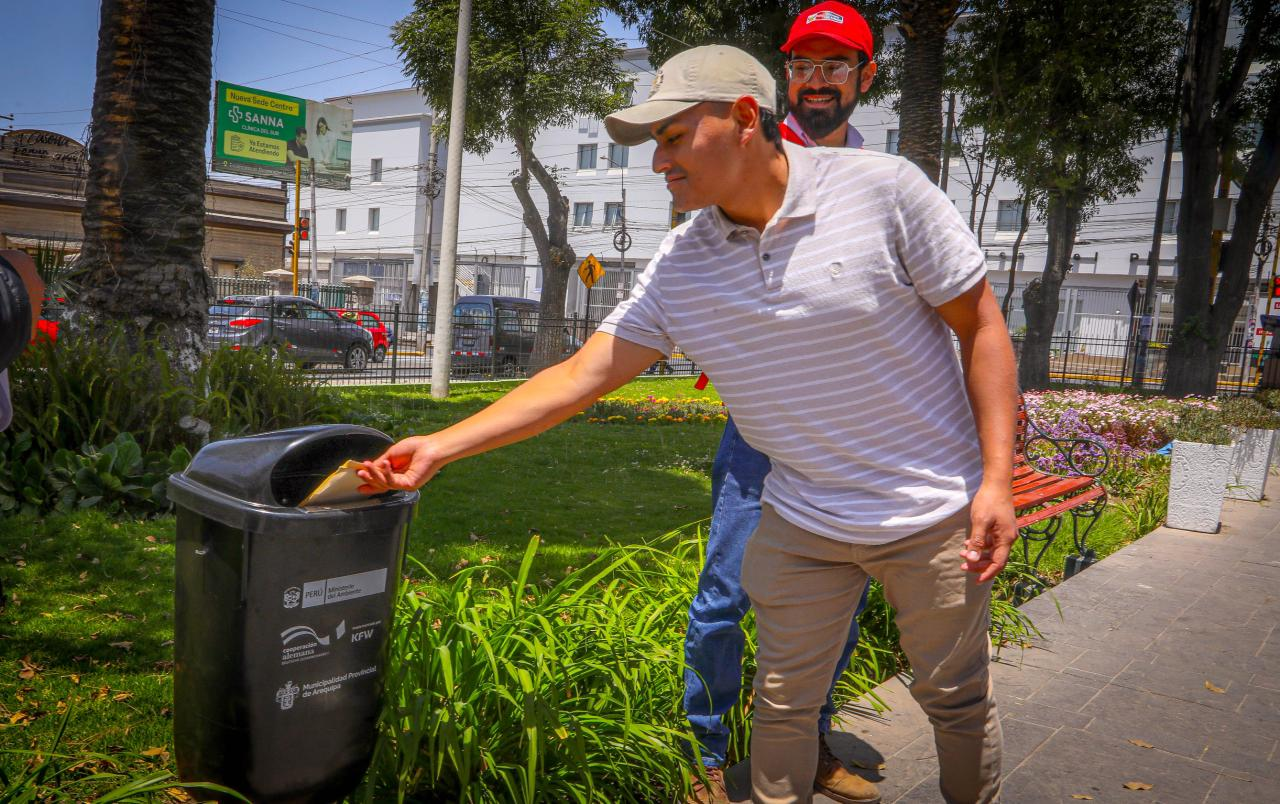 Instalan 132 papeleras en 35 parques del Cercado