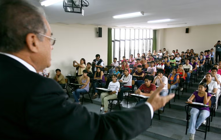 Docentes sin maestría ni doctorado seguirán dictando clases universitarias