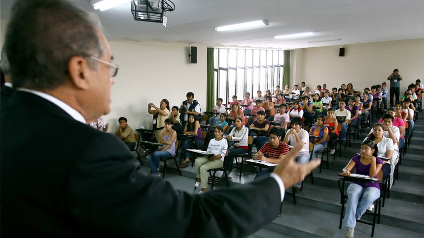 Docentes sin maestría ni doctorado seguirán dictando clases universitarias