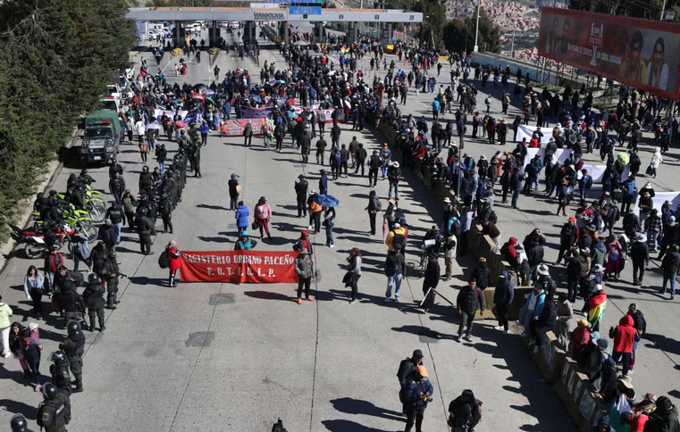 Cancillería asiste a decenas de peruanos varados en Bolivia tras bloqueos de carreteras
