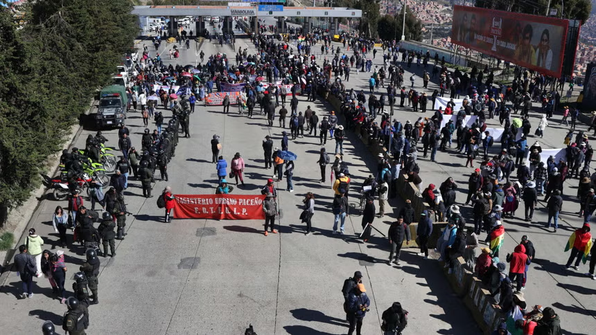 Cancillería asiste a decenas de peruanos varados en Bolivia tras bloqueos de carreteras