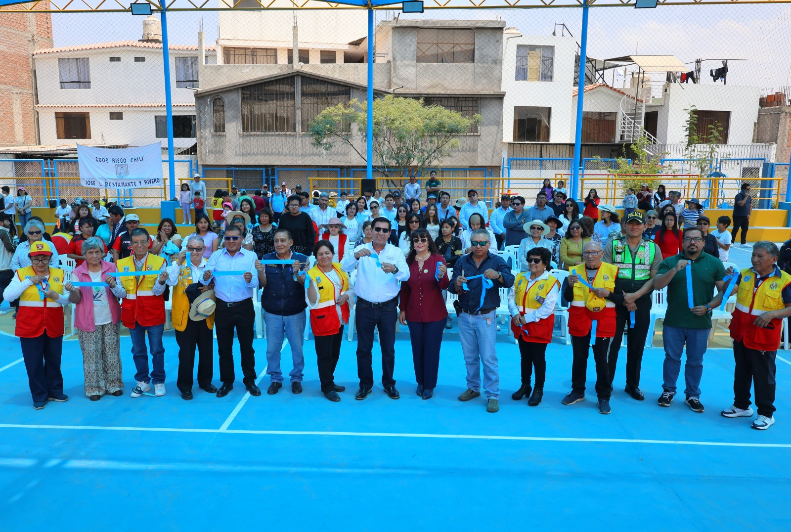 En Bustamante y Rivero inauguran campo deportivo con iluminación solar
